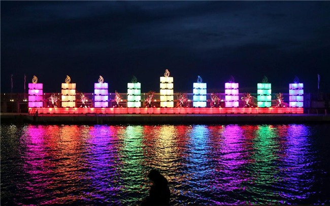 Những cột đèn hình ngọn nến ở thành phố Tel Aviv, Israel.