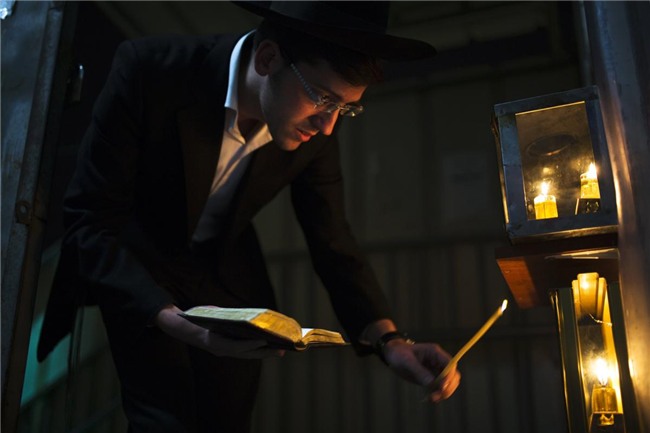 Người đàn ông Do Thái thắp nến cầu nguyện ở thành phố Ashdod, Israel.