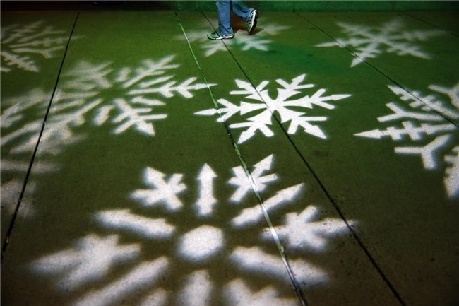Ánh đèn hình bông tuyết chiếu rọi trên vỉa hè thành phố Boston, bang Massachusetts, Mỹ.