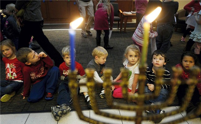 Những em bé sống trong cộng đồng người Do Thái ở thành phố York, bang Pennsylvania, Mỹ, đang tham dự một nghi lễ truyền thống trước Giáng sinh.