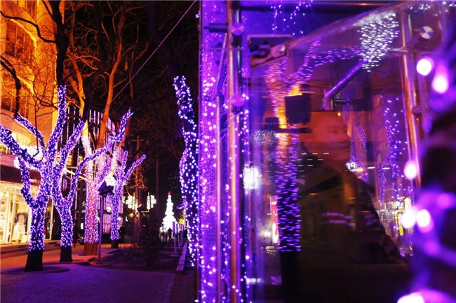 Bên ngoài một trung tâm mua sắm ở Bắc Kinh, Trung Quốc. Ở nhiều nước Á Đông, Giáng sinh cũng dần trở thành một dịp lễ được quan tâm, khi nhiều người thích thú coi đây là dịp để đi mua sắm cuối năm, hòa vào không khí lễ hội vui tươi và trao đi những món quà ấm áp.