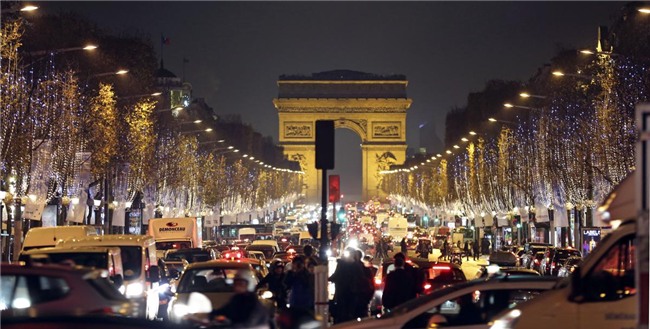 Đại lộ Champs Elysees ở Paris, Pháp.