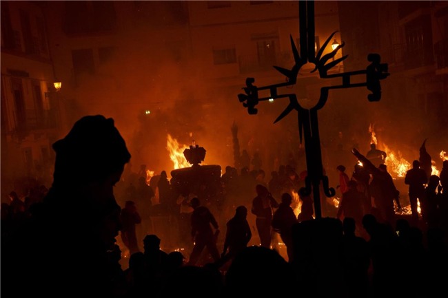 Người dân ở đô thị Jarandilla de la Vera, Tây Ban Nha, đang thực hiện một phong tục truyền thống - đốt chổi. Những cây chổi sẽ được người dân địa phương đem tới tập trung ở quảng trường chính của đô thị để đốt trong một lễ hội có tên Los Escobazos.