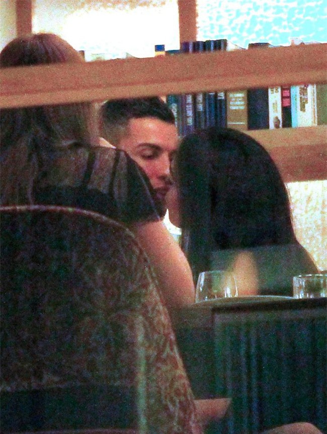 Ronaldo hôn say đắm bạn gái mới khi đi ăn tối - Ảnh 2.