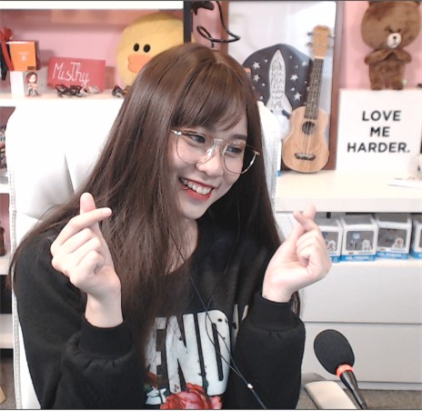 Vẻ đẹp của nữ game thủ Việt được YouTube trao nút bạc - Ảnh 6.