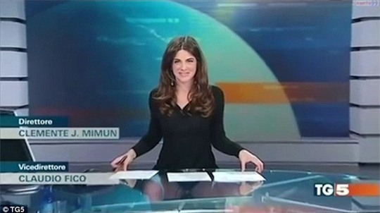 Costanza Calabrese gặp sự cố khi quên mất mình ngồi sau bàn kính. Ảnh: TG5