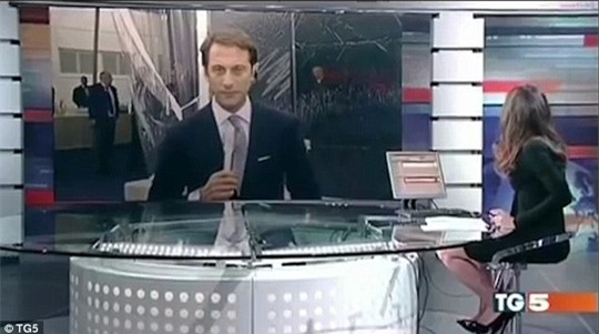 Costanza Calabrese sau đó điều chỉnh trang phục và tư thế ngồi trong khi camera thay đổi góc quay. Ảnh: TG5