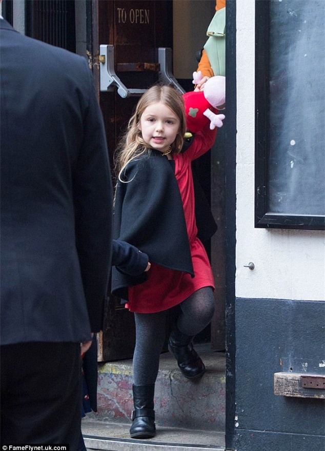 Harper xinh xắn diện váy đỏ đi xem biểu diễn tại nhà hát cùng mẹ Vic  - Ảnh 2.