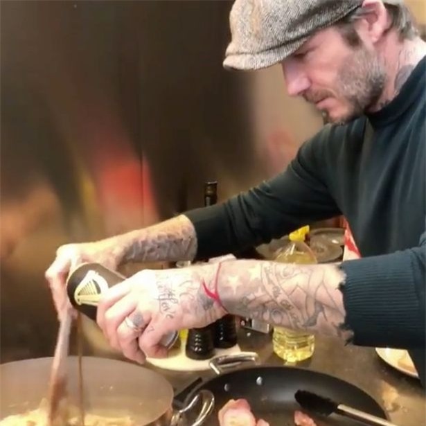David Beckham trổ tài nấu nướng trước thềm Giáng Sinh - Ảnh 1.