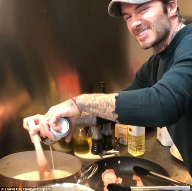 David Beckham trổ tài nấu nướng trước thềm Giáng Sinh - Ảnh 2.