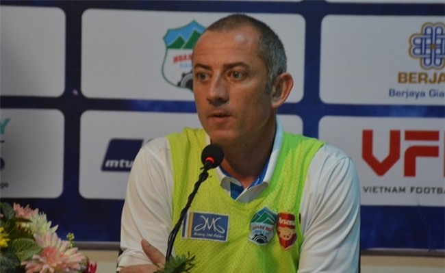 Thay Giom: 'Trong tai bo qua 2 qua penalty cua HAGL' hinh anh 1