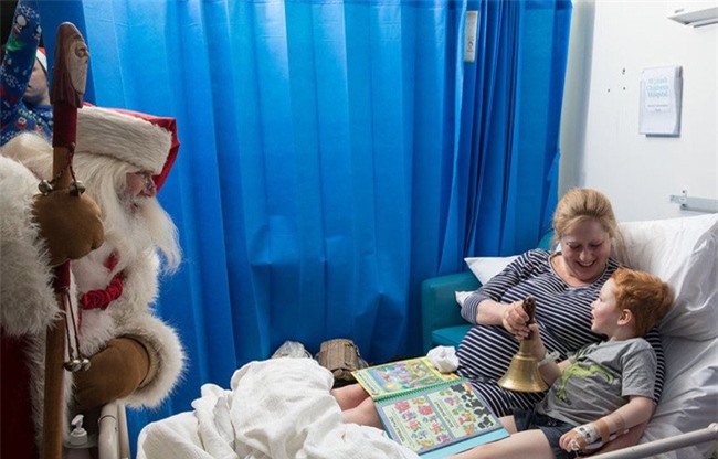 Nhiếp ảnh gia mang cả Giáng sinh kỳ diệu đến với những đứa trẻ bệnh tật - Ảnh 3.