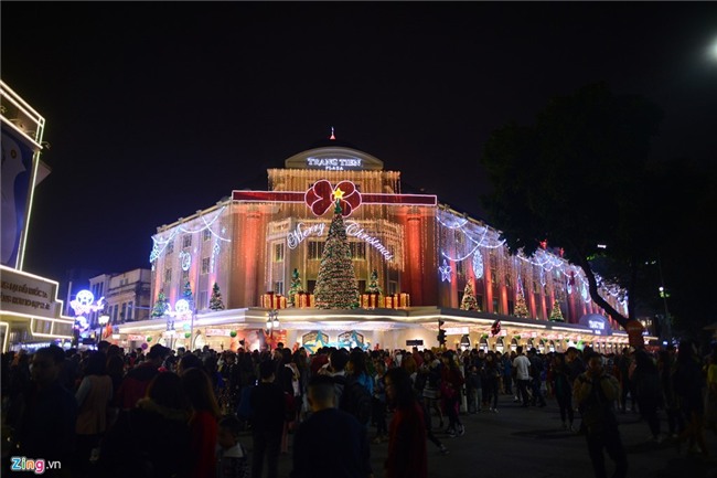 Hang nghin nguoi chen nhau o pho di bo don khong khi Noel hinh anh 1