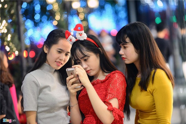 Hang nghin nguoi chen nhau o pho di bo don khong khi Noel hinh anh 13