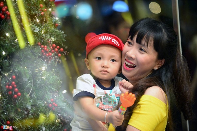 Hang nghin nguoi chen nhau o pho di bo don khong khi Noel hinh anh 14