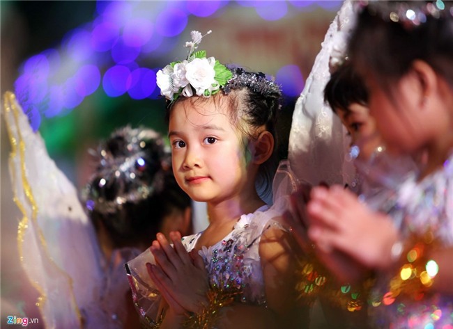 Hang nghin nguoi chen nhau o pho di bo don khong khi Noel hinh anh 15