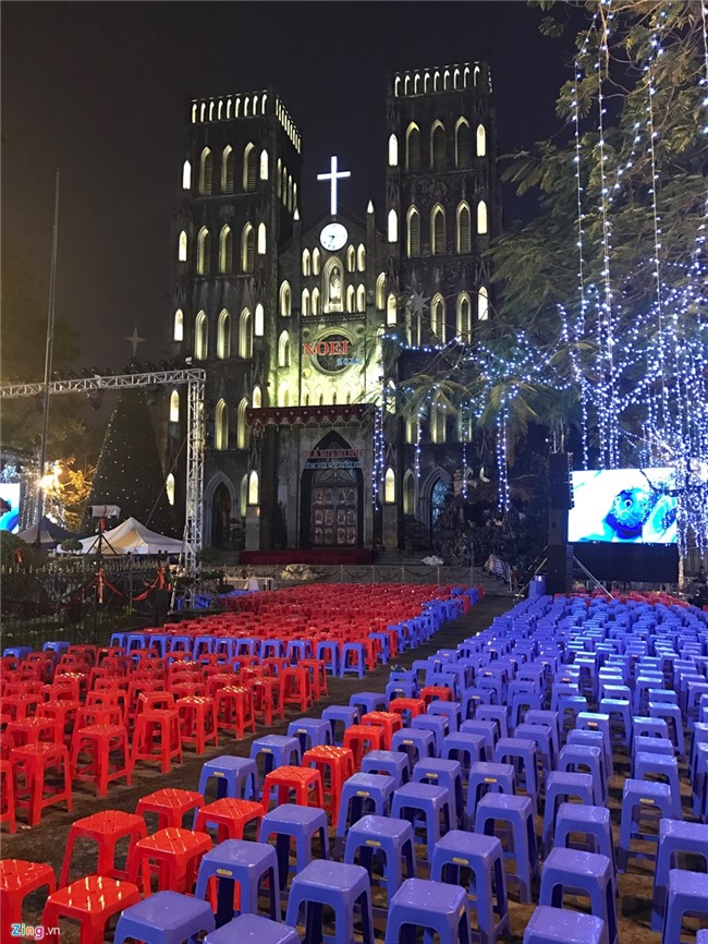 Hang nghin nguoi chen nhau o pho di bo don khong khi Noel hinh anh 2