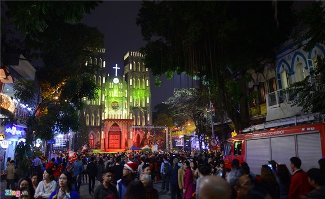 Hang nghin nguoi chen nhau o pho di bo don khong khi Noel hinh anh 3