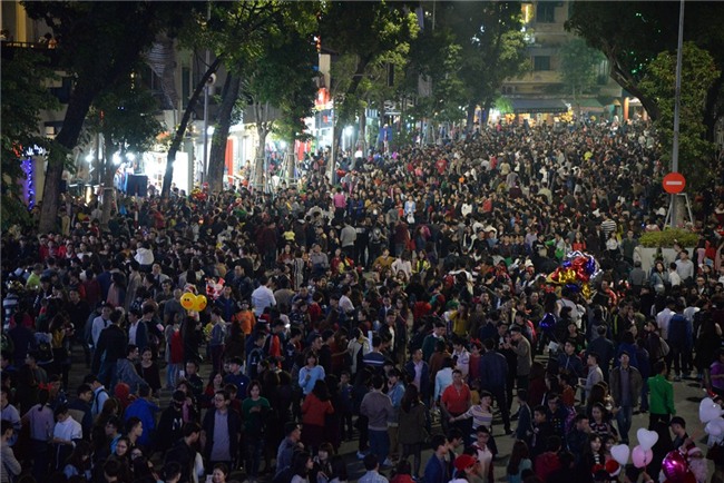 Hang nghin nguoi chen nhau o pho di bo don khong khi Noel hinh anh 7