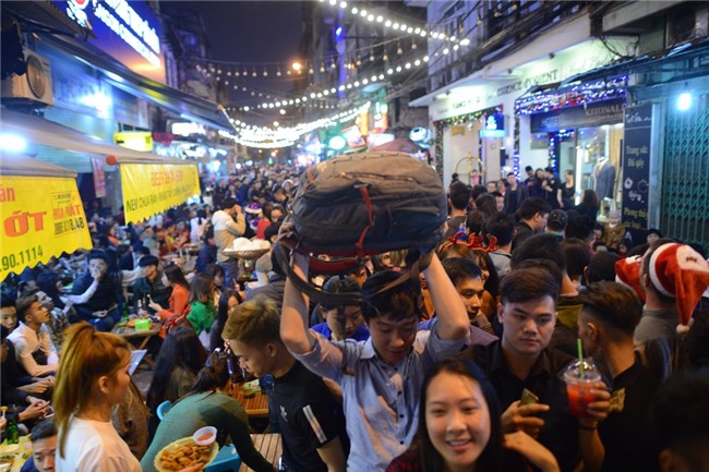 Hang nghin nguoi chen nhau o pho di bo don khong khi Noel hinh anh 9