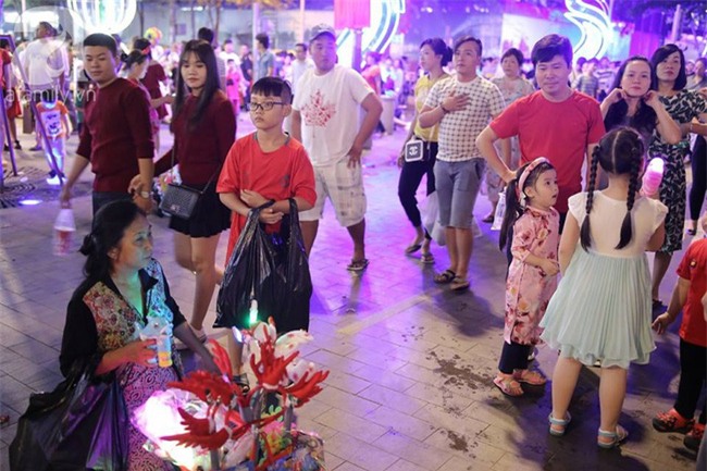 Những đứa trẻ bán hàng ngày Noel - Ảnh 11.