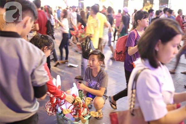 Những đứa trẻ bán hàng ngày Noel - Ảnh 12.