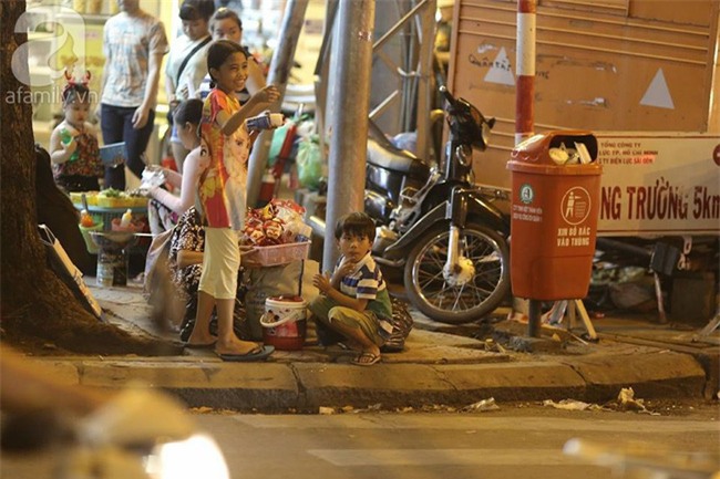 Những đứa trẻ bán hàng ngày Noel - Ảnh 2.