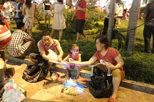 Những đứa trẻ bán hàng ngày Noel - Ảnh 7.