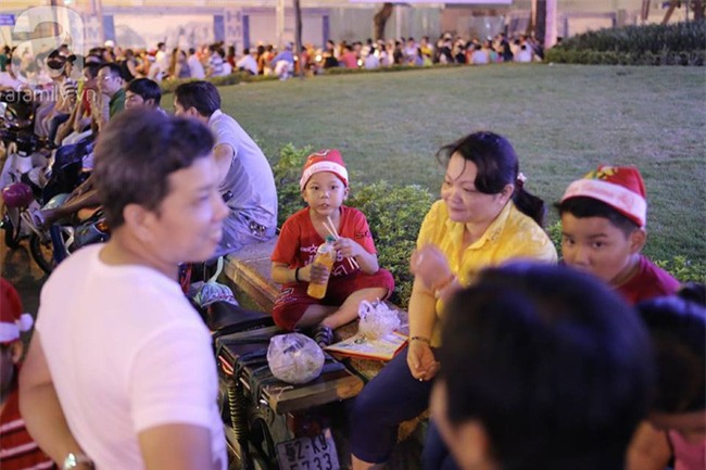 Những đứa trẻ bán hàng ngày Noel - Ảnh 9.