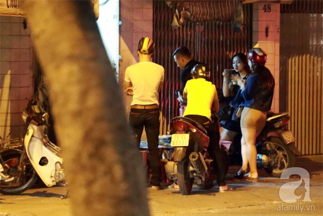 Trấn Thành mua chè, đưa Hari Won đi ăn đêm trước ngày cưới - Ảnh 3.