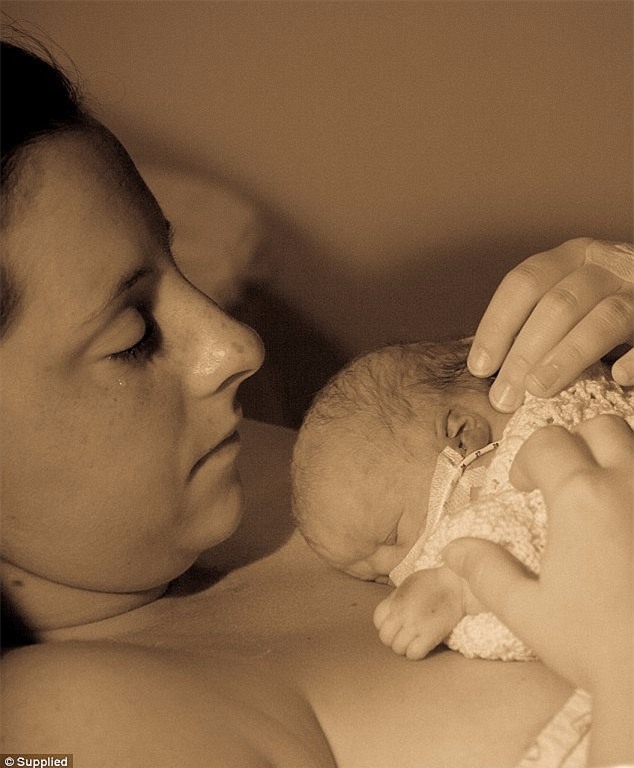 Những bức ảnh thể hiện tình yêu thương của cha mẹ gây xúc động nhất năm 2016 - Ảnh 11.