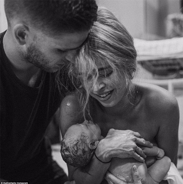 Những bức ảnh thể hiện tình yêu thương của cha mẹ gây xúc động nhất năm 2016 - Ảnh 7.