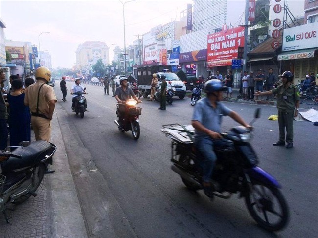 truy tim xe container can chet nguoi, bo tron hinh anh 2