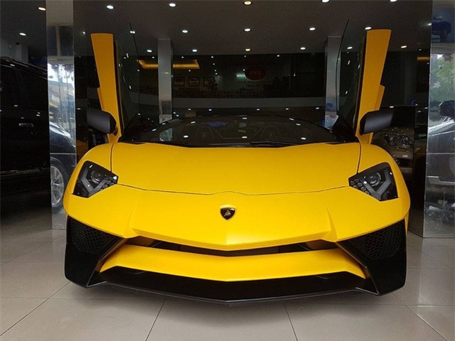Siêu xe Lamborghini Aventador SV mui trần dạo chơi Giáng sinh tại Hà Nội - Ảnh 4.