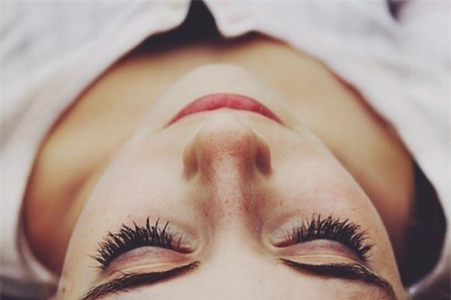 Ai cũng hỏi tôi chỗ nối mi dù tôi chỉ bôi thứ này lên mi mắt trước khi ngủ - Ảnh 1.