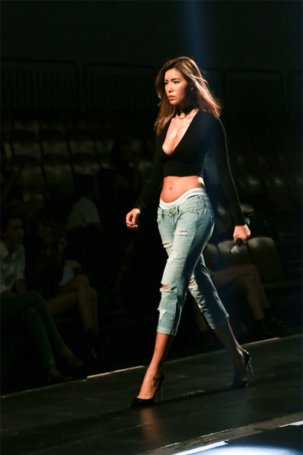 cach mix quan jeans voi tat luoi hot nhat dai thien ha dang khien chi em soi suc - 12