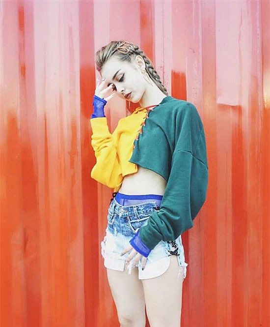 cach mix quan jeans voi tat luoi hot nhat dai thien ha dang khien chi em soi suc - 2