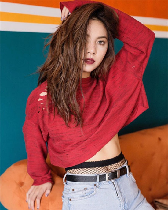cach mix quan jeans voi tat luoi hot nhat dai thien ha dang khien chi em soi suc - 4