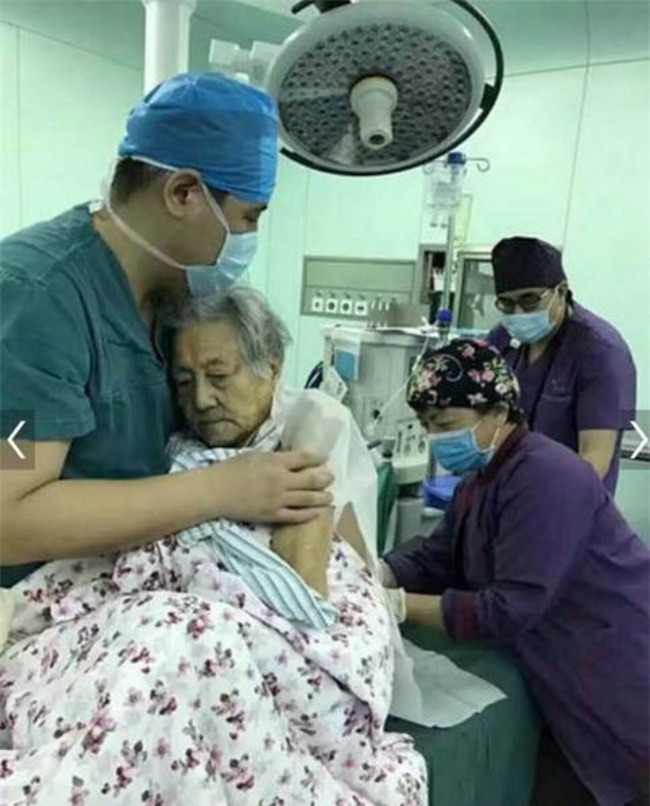 Ôm bệnh nhân 102 tuổi suốt ca phẫu thuật, bác sĩ Trung Quốc gây xúc động mạnh - Ảnh 1.