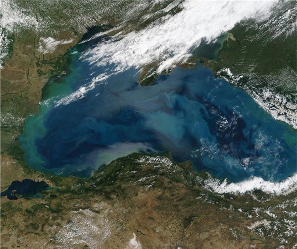 Phi cơ quân sự Nga chở 92 người đã rơi xuống Biển Đen - Ảnh 1.