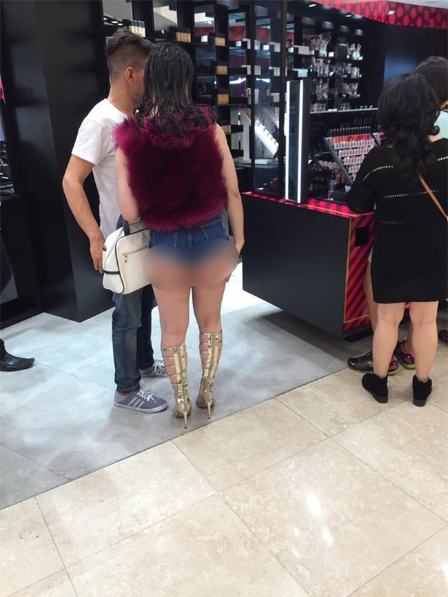 Cô gái và chiếc quần gây nhiều nhức nhối nhất đêm Noel - Ảnh 1.