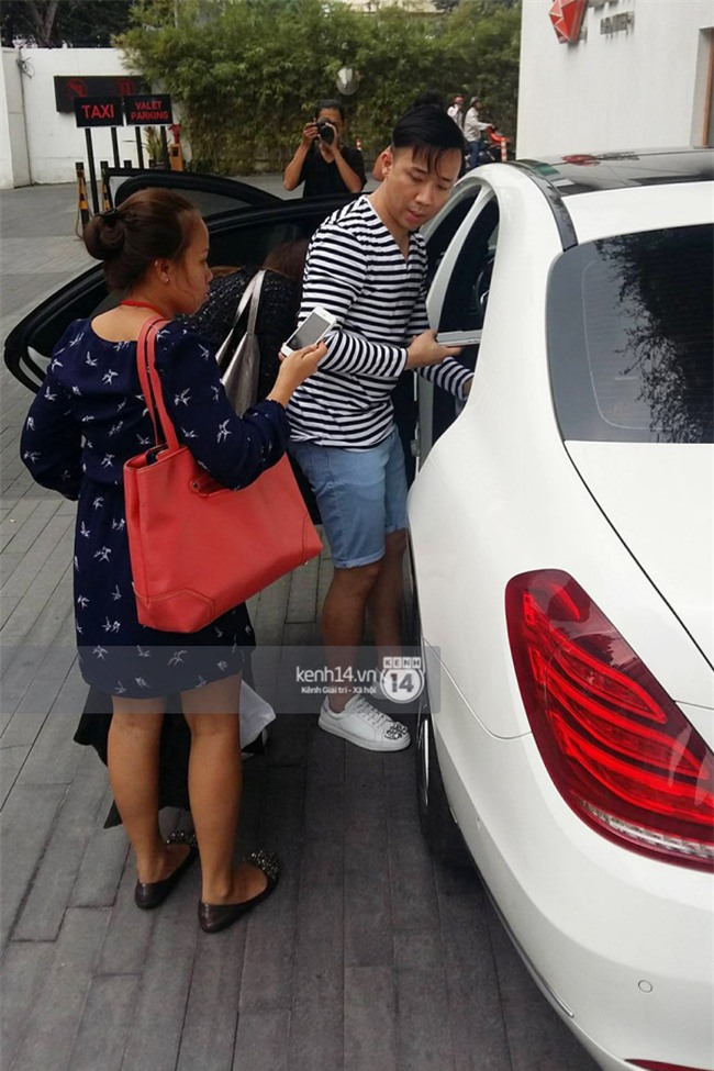 Cập nhật: Trấn Thành và Hari diện đồ đôi, đã có mặt tại nhà hàng tổ chức tiệc cưới - Ảnh 2.