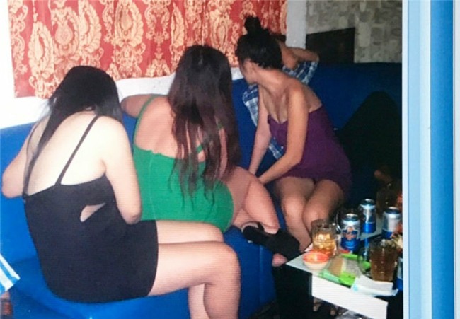 canh sat dot kich nha hang co mua thoat y, chieu khach “toi z” hinh anh 1