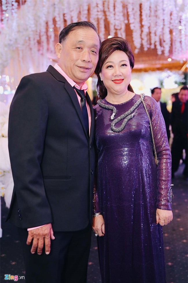 Hai em gai cua Tran Thanh don khach giup anh chi hinh anh 3