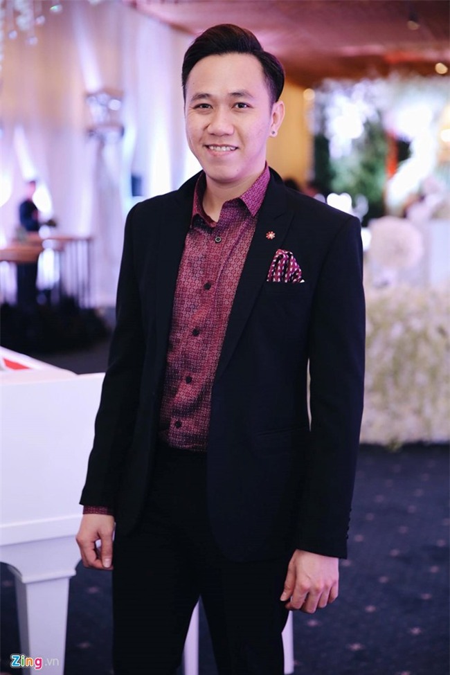 Hai em gai cua Tran Thanh don khach giup anh chi hinh anh 4