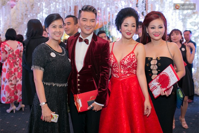 Thảm đỏ: Dàn sao khủng Vbiz xúng xính váy áo dự đám cưới Trấn Thành và Hari Won - Ảnh 4.