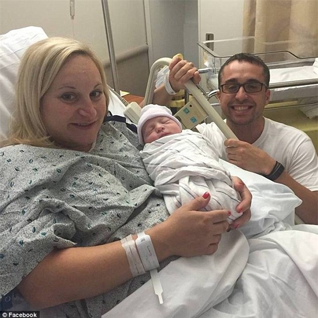 Để con 3 tháng tuổi ở nhà với người trông trẻ, bố mẹ nhận hậu quả đau lòng - Ảnh 1.