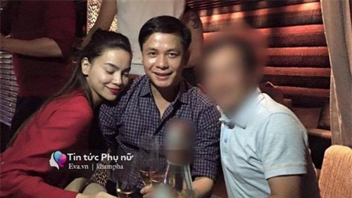 lo anh ho ngoc ha e ap ben ban trai dai gia chu dang khoa tai ban tiec - 1