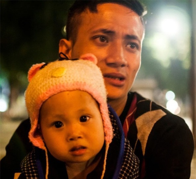 Chính quyền sẽ tìm “ông bố địu con nhặt rác để có giải pháp giúp đỡ 3 cháu nhỏ - Ảnh 3.