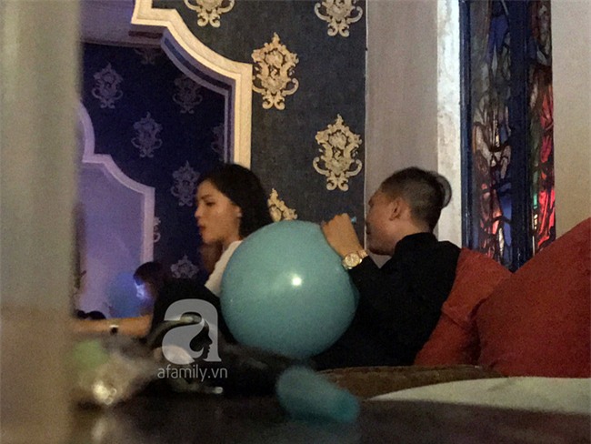 Hoa hậu Kỳ Duyên dùng bóng cười, thoải mái khoá môi bạn trai trong góc tối - Ảnh 1.